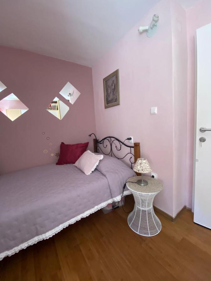 Chambre Simple avec Toilettes et Douche Communes