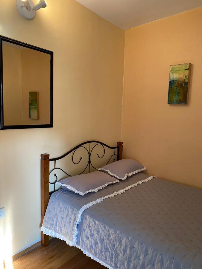 Chambre Simple avec Toilettes et Douche Communes