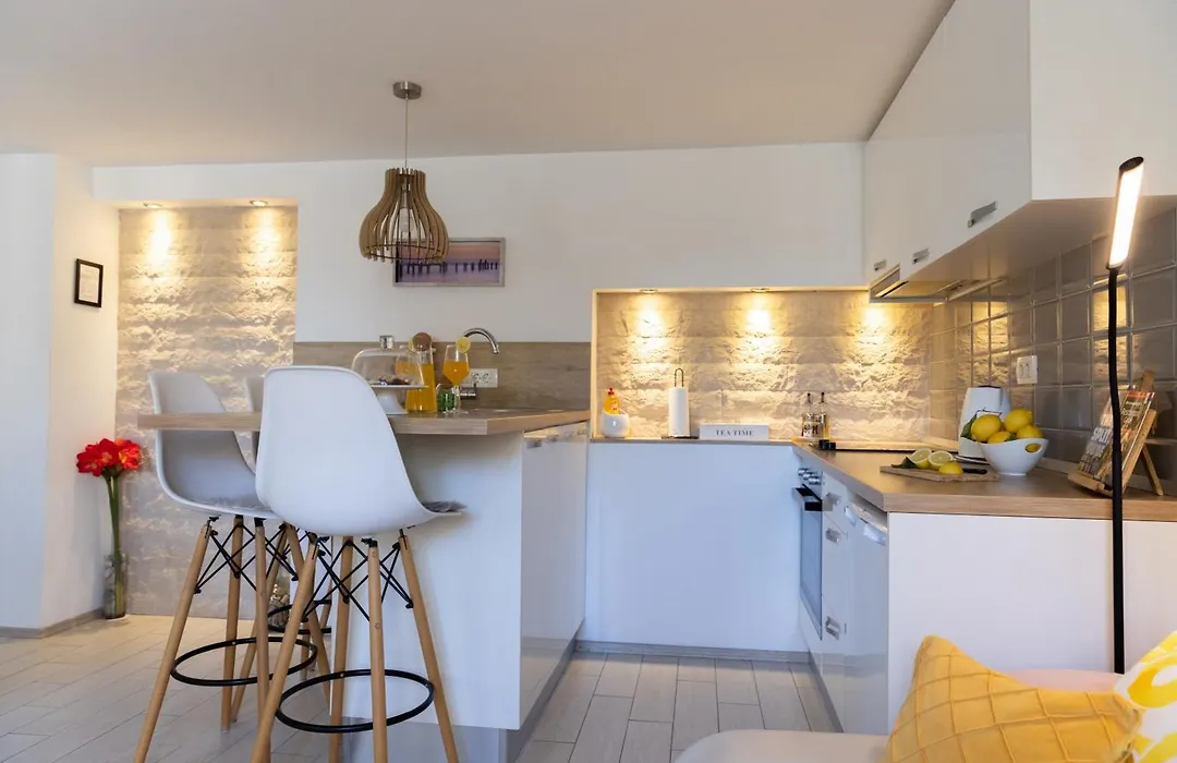 Rooms And Apartments Paese-1