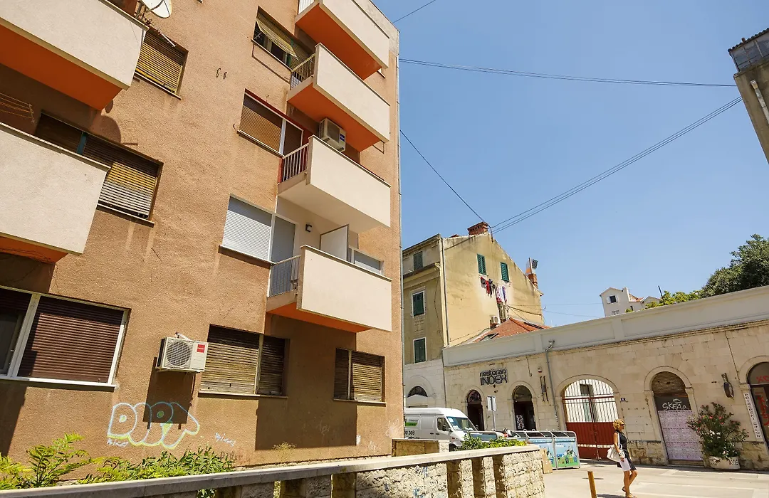Rose Gold Rooms & Studio With Balcony-1