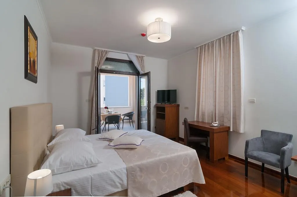 Luxury Rooms Near The Beach2-1