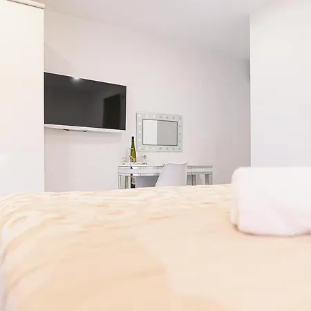 Luxury Rooms Green And Gold Split-3