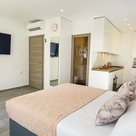 Rose Gold Rooms & Studio With Balcony-3