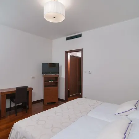 Luxury Rooms Near The Beach2-2